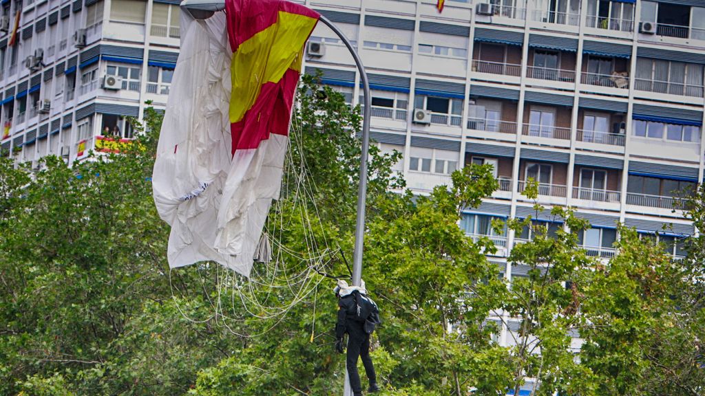 Un paracaidista que descendía con la bandera de España se queda enganchado de una farola en el desfile del Día de la Fiesta Nacional, en Madrid (España) a 12 de octubre de 2019.