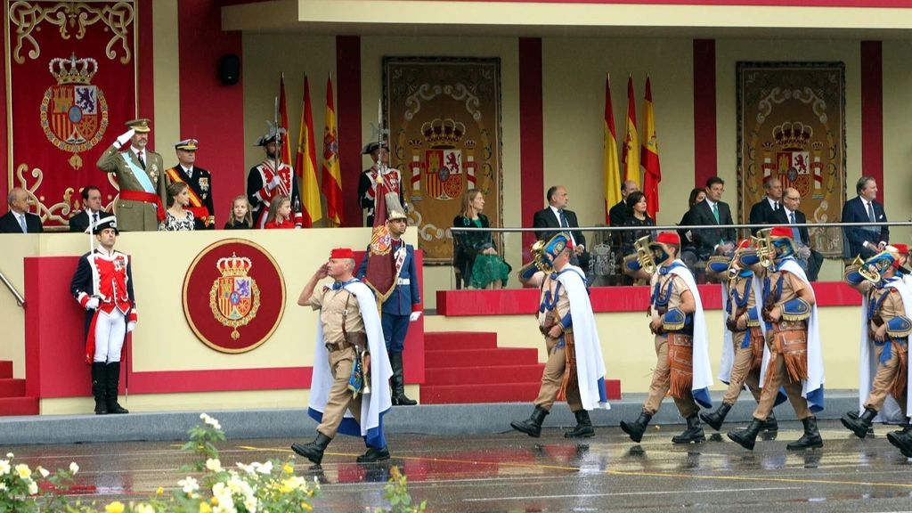 Un tabor de Regulares desfila el 12-O en Madrid en 2016 bajo la lluvia