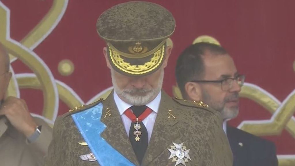 El desfile del 12 de octubre, marcado por la fuerte lluvia