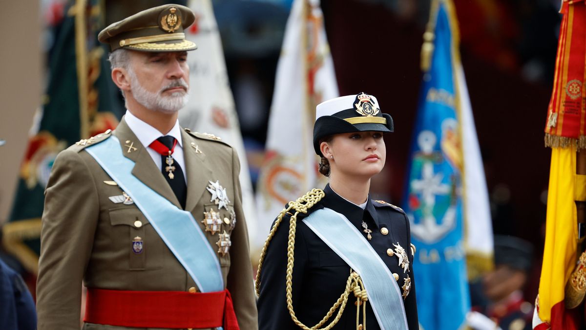 El rey Felipe y la princesa Leonor durante el desfile del Día de la Fiesta Nacional por el Paseo del Prado de Madrid