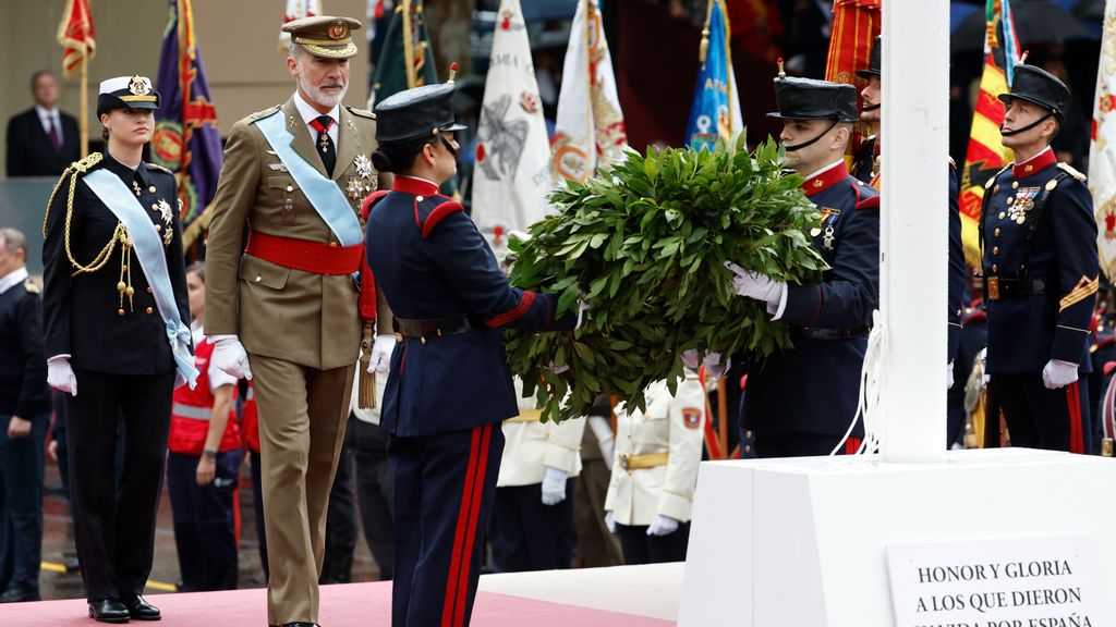 El rey Felipe y la princesa Leonor durante el homenaje a los caídos en el desfile del Día de la Fiesta Nacional por el Paseo del Prado de Madrid