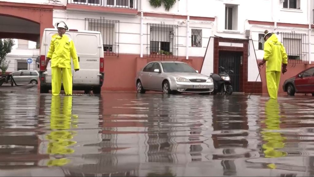 El temporal causa numerosas incidencias en Andalucía por calles anegadas y caídas de árboles