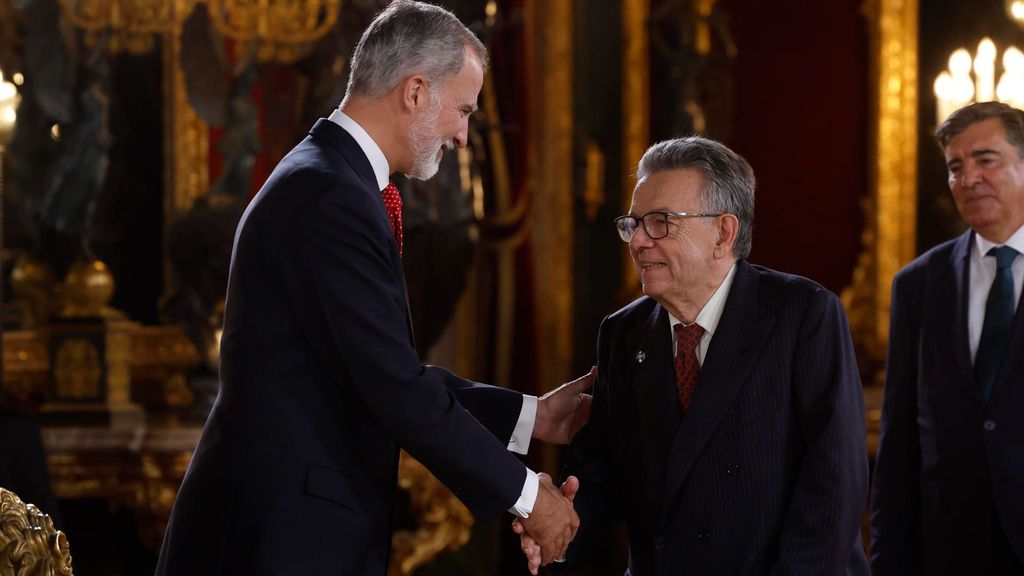 Felipe VI se acerca a saludar a Miguel Herrero y Rodríguez de Miñón.