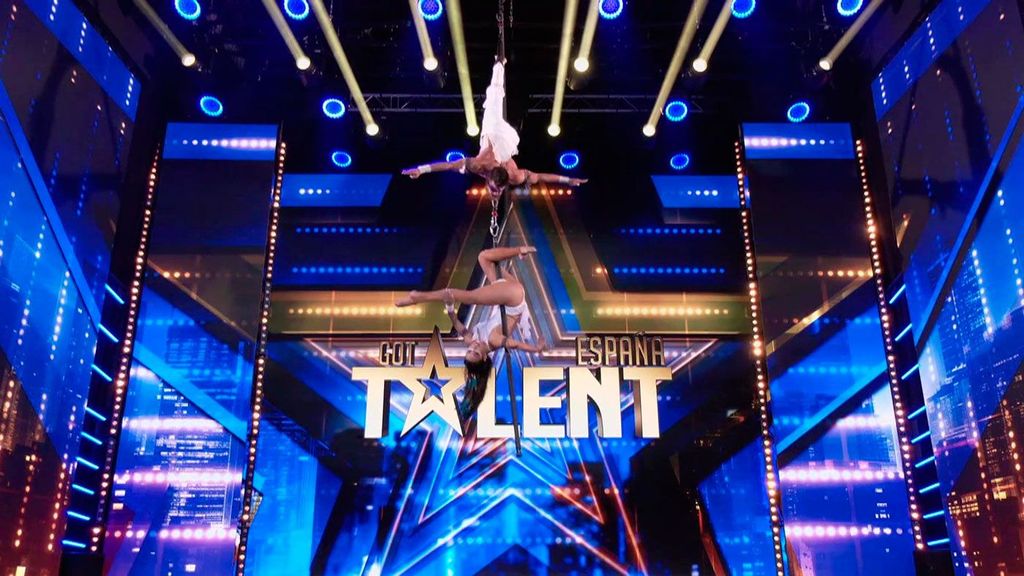 El dúo 'Extremeflying' se juega la vida en el escenario con su número aéreo extremo: ''El riesgo es innegable'' Got Talent Temporada 10 Top Vídeos 79