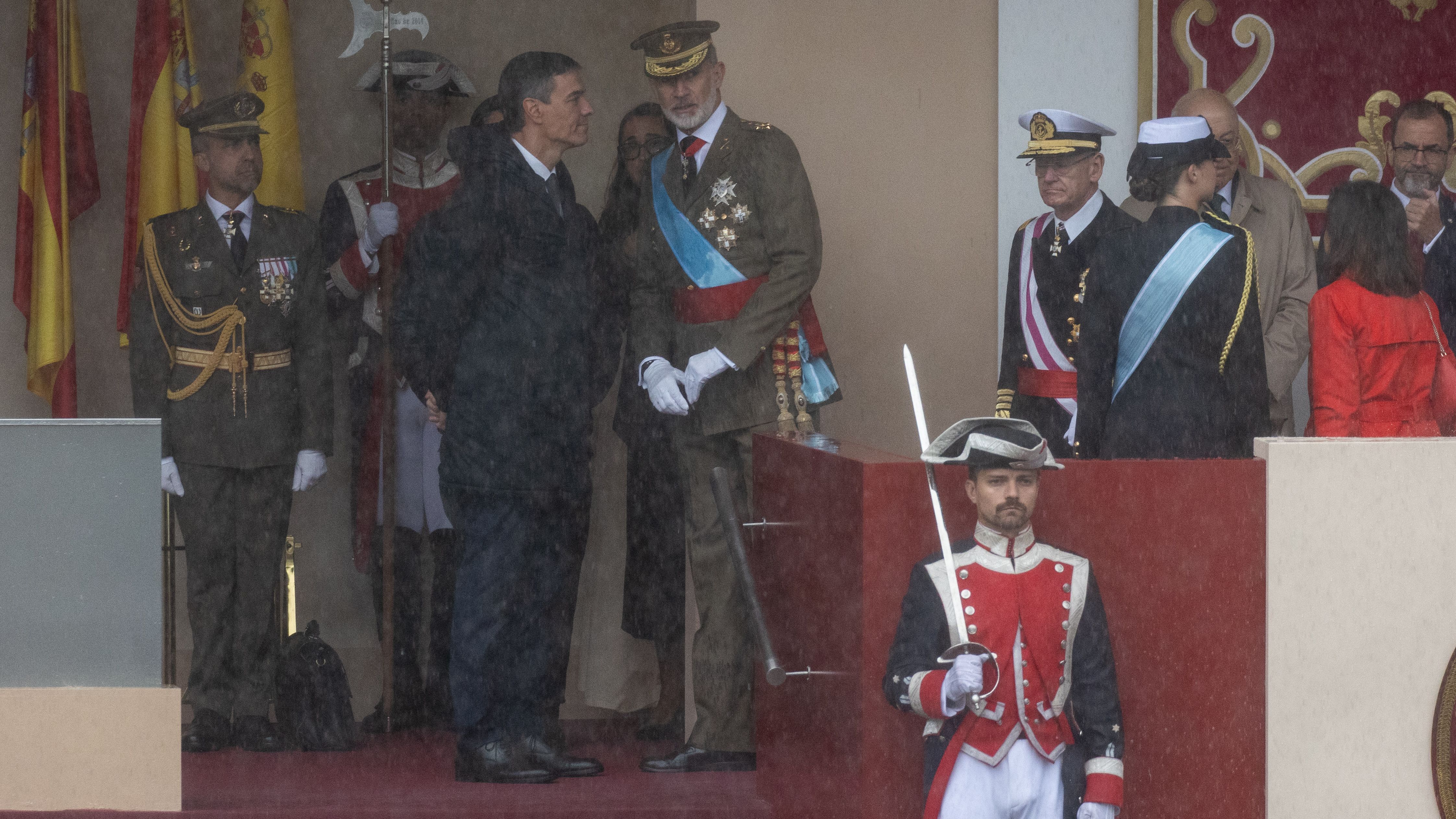 La intensa lluvia desluce el desfile de la Hispanidad