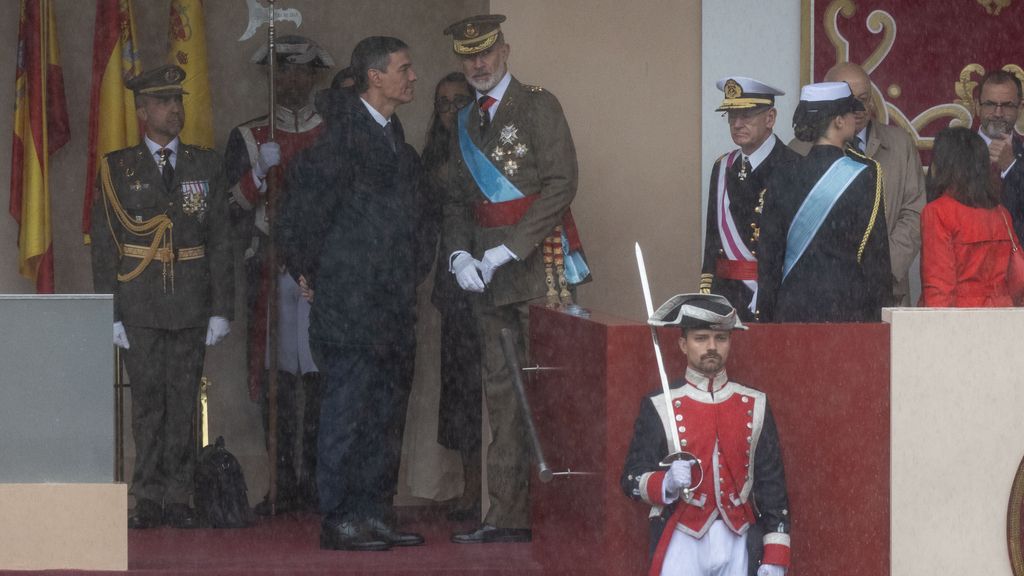 La intensa lluvia desluce el desfile de la Hispanidad