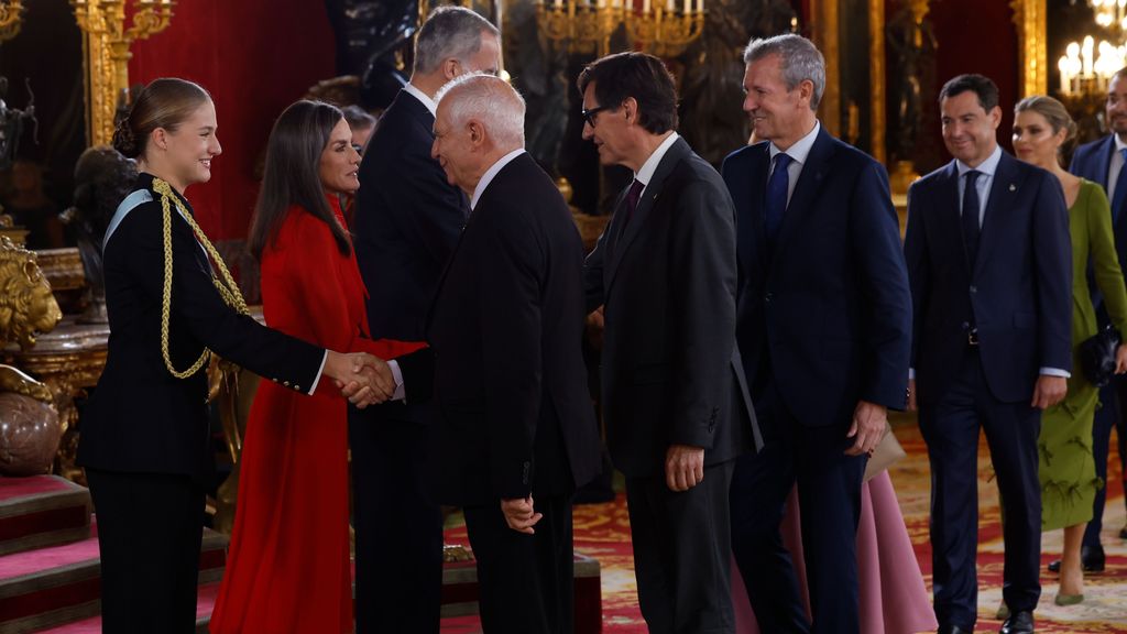 Los reyes saludan a Salvador Illa a su llegada a la recepción con motivo del día de la Fiesta Nacional de España