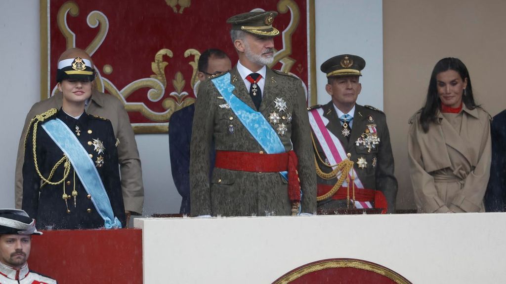 El desfile del 12 de octubre, marcado por la fuerte lluvia