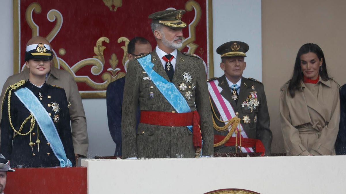 Los reyes y la princesa Leonor, víctimas de la lluvia, este 12 de octubre.