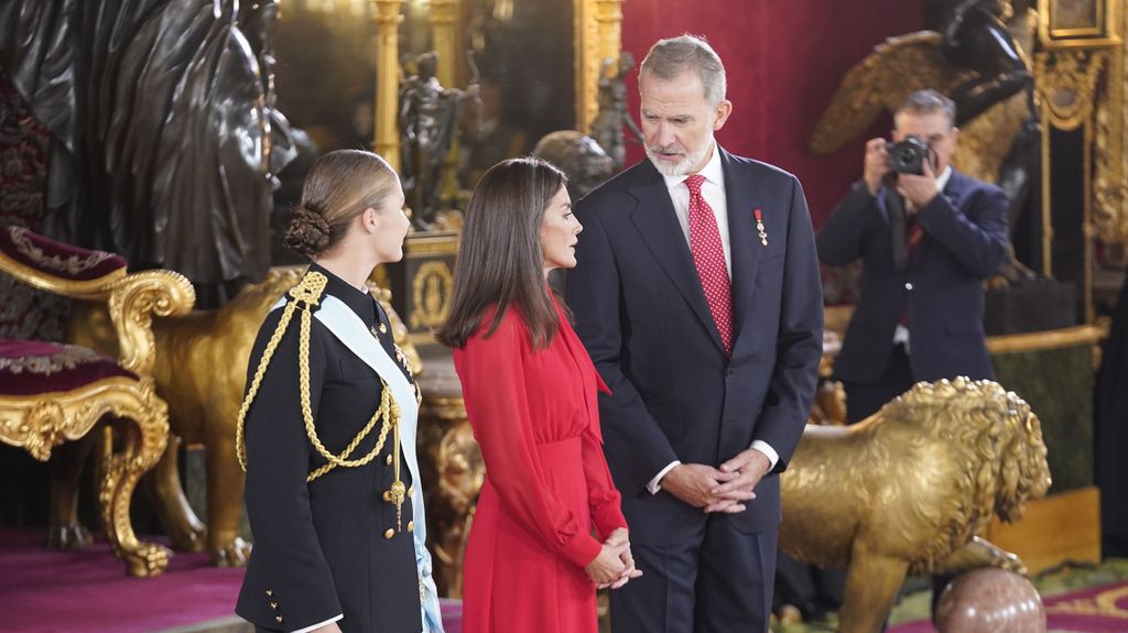 Los reyes y Leonor en el besamanos.