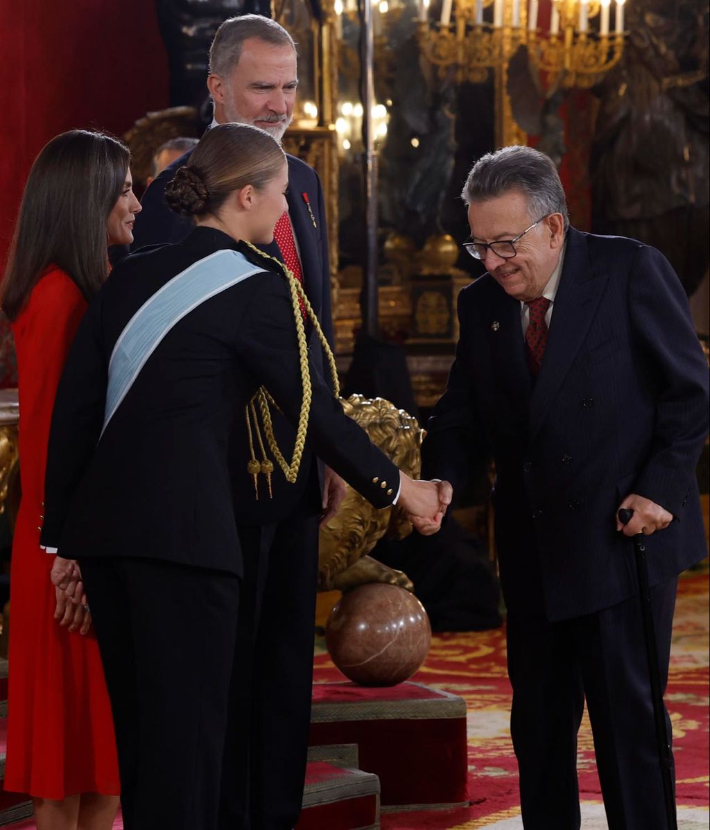 Los reyes y Leonor saludando a Miguel Herrero y Rodríguez de Miñón.