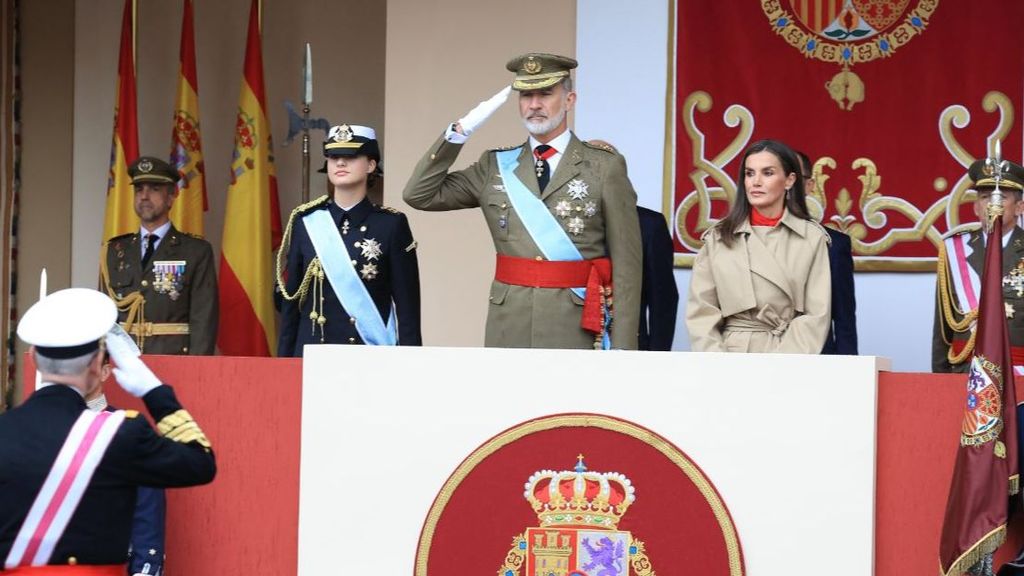 El desfile del 12 de octubre, marcado por la intensa lluvia