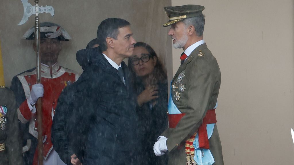 Desfile 12 octubre 2024: Pedro Sánchez recibe pitos y abucheos a su llegada a la plaza de Neptuno