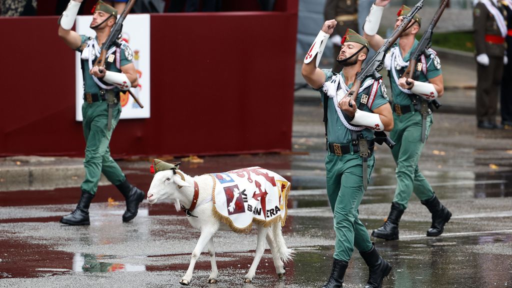 Unidades de La Legión con la cabra, durante el tradicional desfile del Día de la Fiesta Nacional por el Paseo del Prado de Madrid.