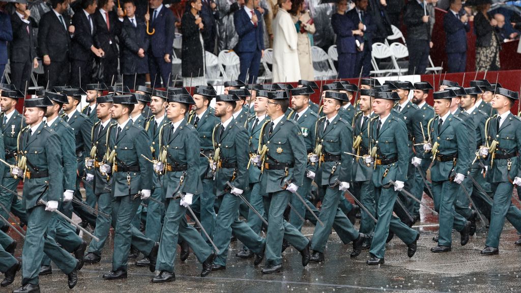 Varios guardias civiles participan en el tradicional desfile del Día de la Fiesta Nacional por el Paseo del Prado de Madrid.