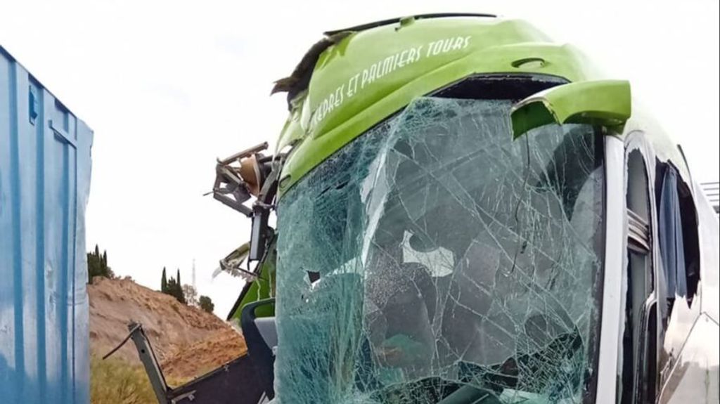 Autobús tras sufrir un choque frontal con un camión en Granada