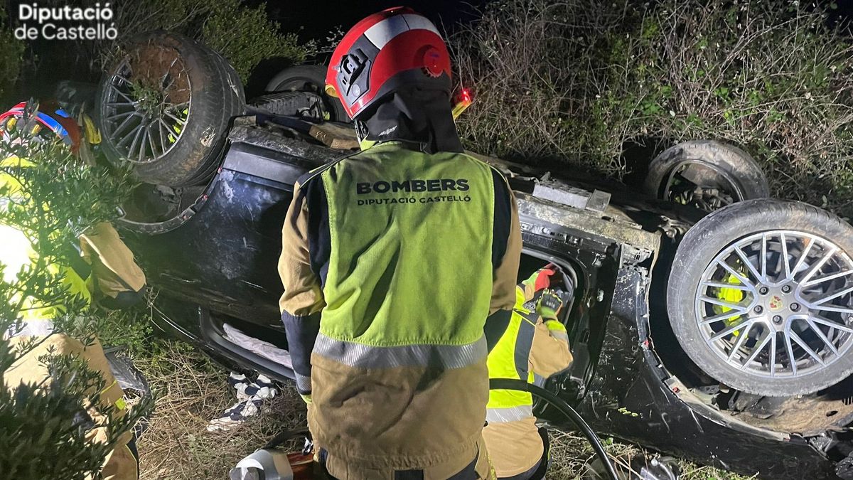 Coche volcado tras accidente en Castellón