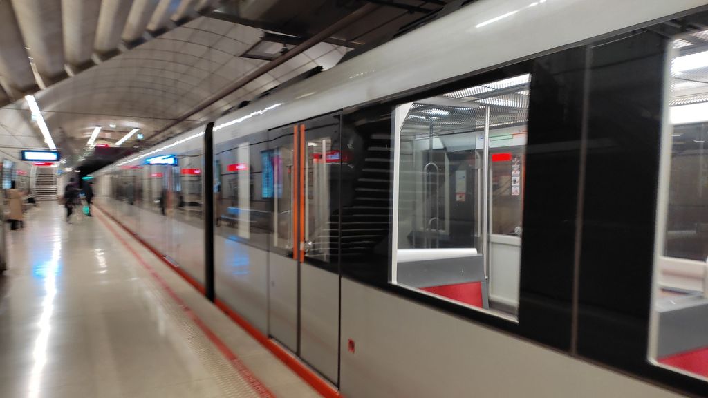 En libertad con orden de alejamiento el joven que arrojó a su pareja desde el andén a las vías del Metro en Bilbao