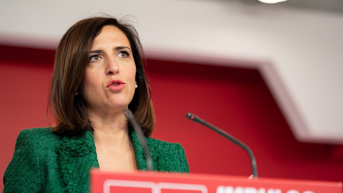 La portavoz del PSOE, Esther Peña, ofrece una rueda de prensa