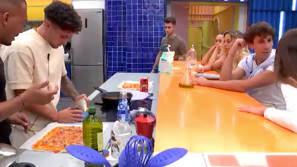 Los concursantes en la cocina