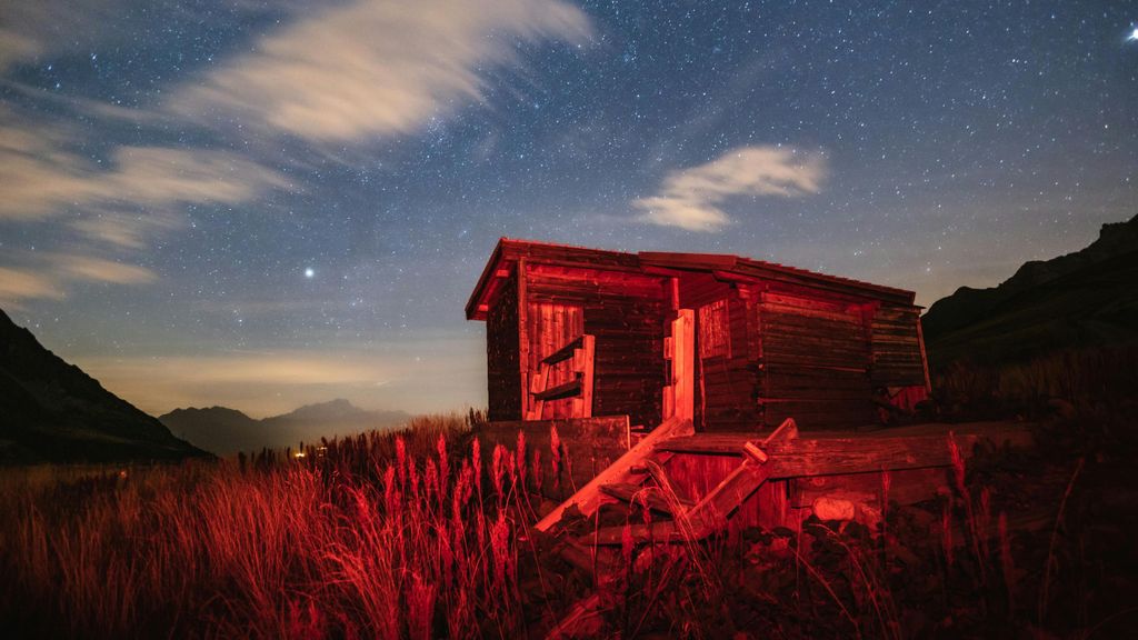 Pasar Halloween en una cabaña en el bosque. FUENTE: Pexels