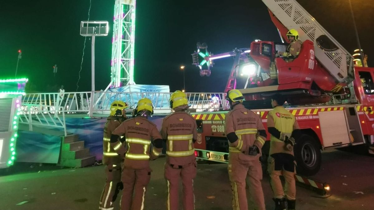 Rescatadas 14 personas tras pasar dos horas colgadas de un columpio gigante de las ferias de Zaragoza