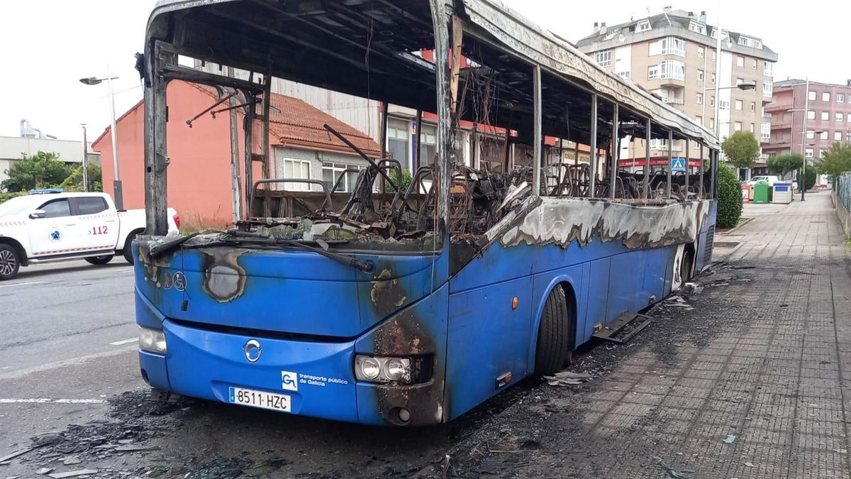 Autobús de la empresa Alsa calcinado tras un incendio en Cerceda, A Coruña