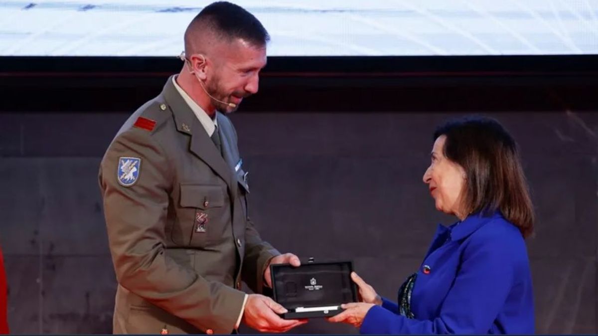 El piragüista olímpico Carlos Arévalo con la ministra de Defensa, Margarita Robles, en el acto.