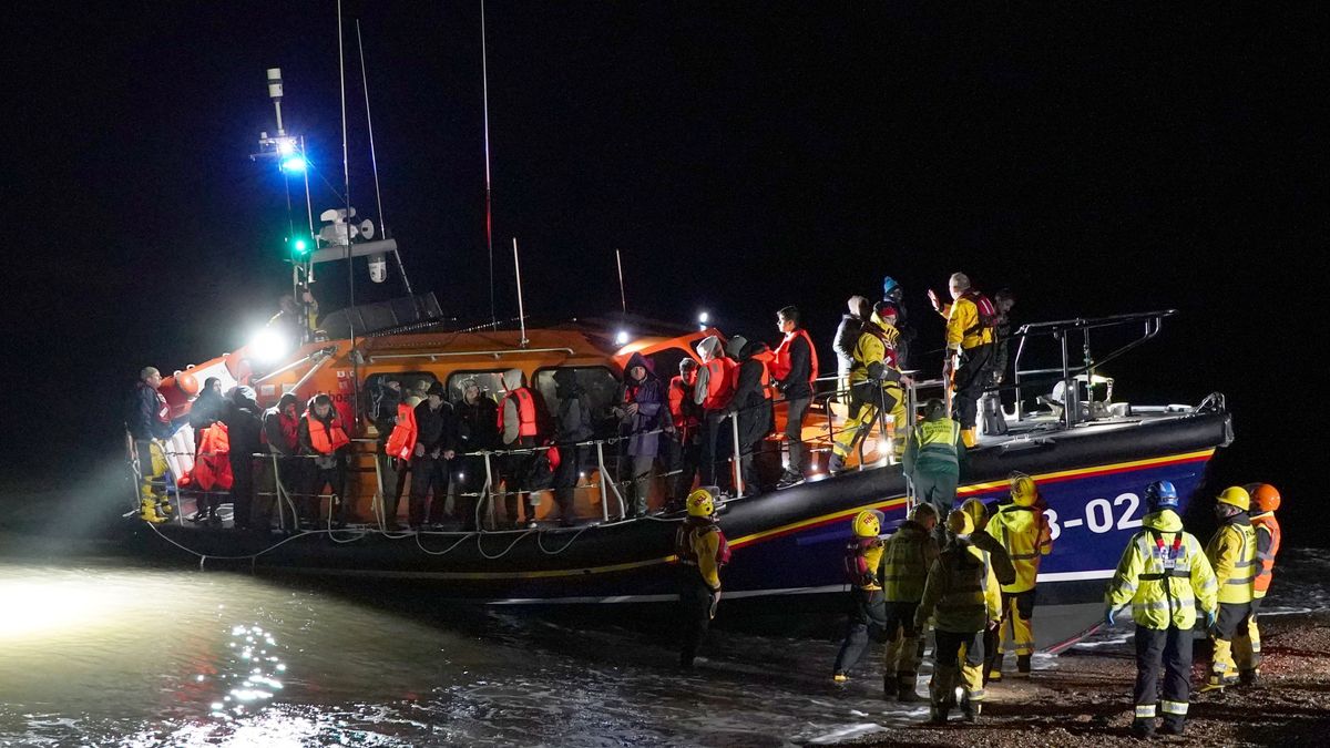 Llegan a Reino Unido casi 500 migrantes en un solo día a través del canal de la Mancha