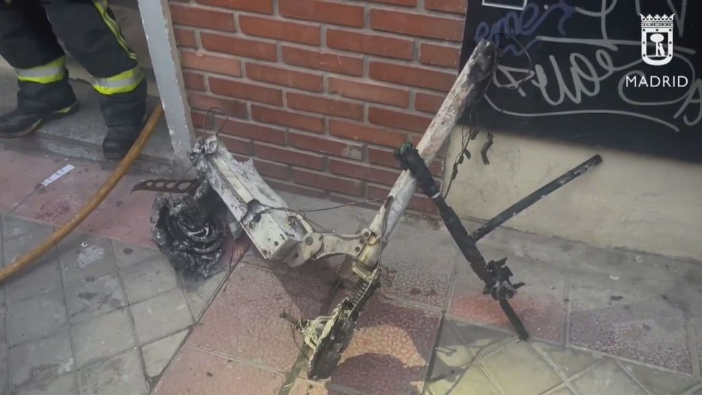 Diecisiete heridos tras incendiarse un patinete eléctrico en una vivienda en Madrid