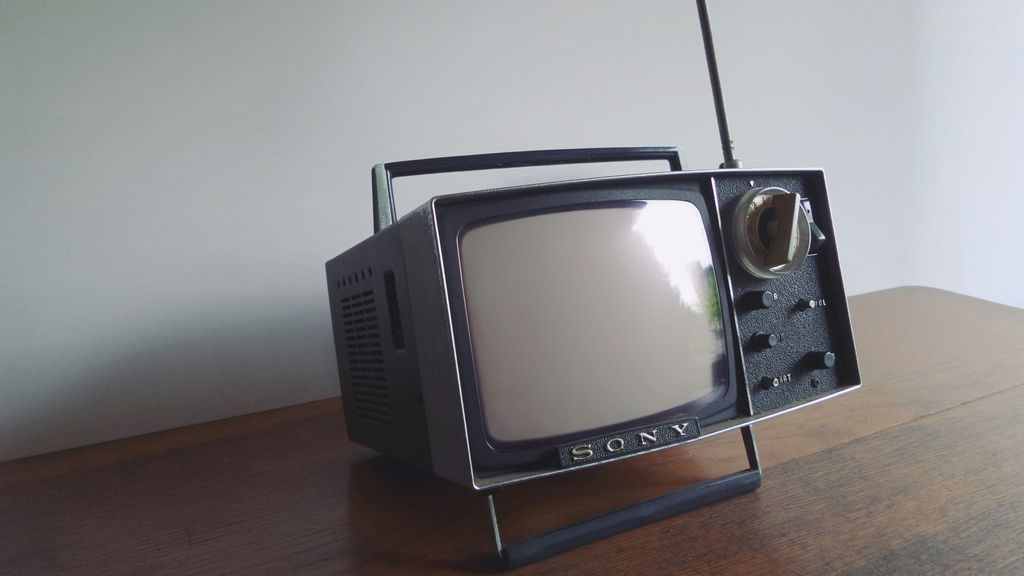 television coche unsplash