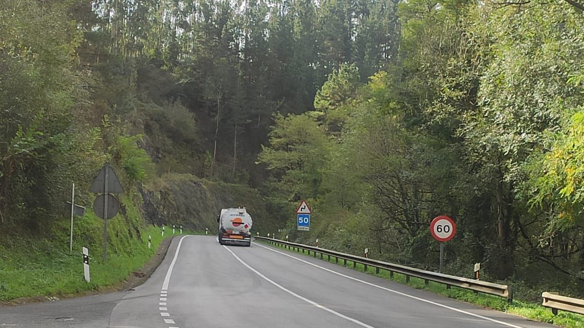 Por esta vía circulan "muchos caminos de las canteras y hay un pequeño polígono"