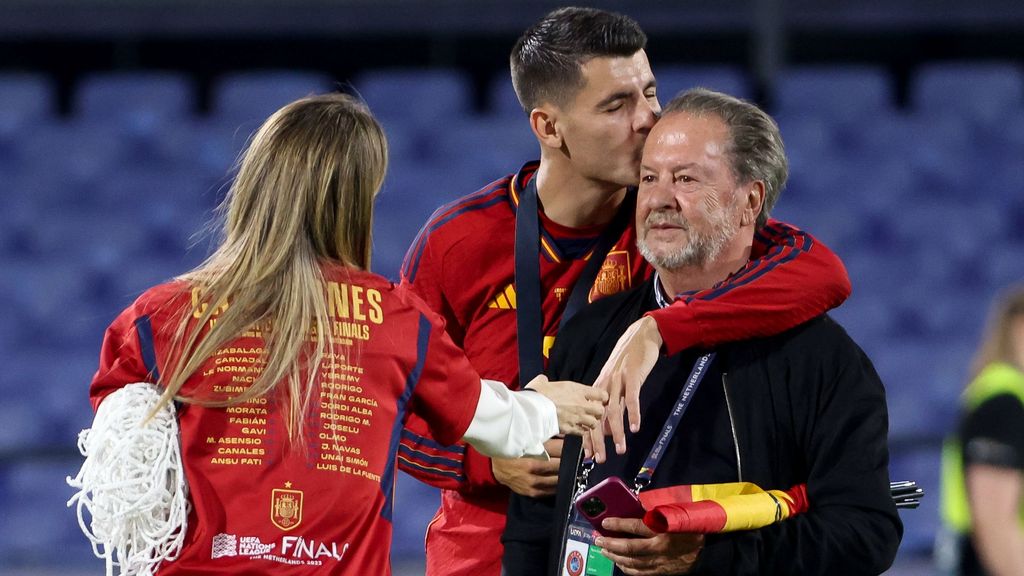 Álvaro Morata, su padre y Alice Campello