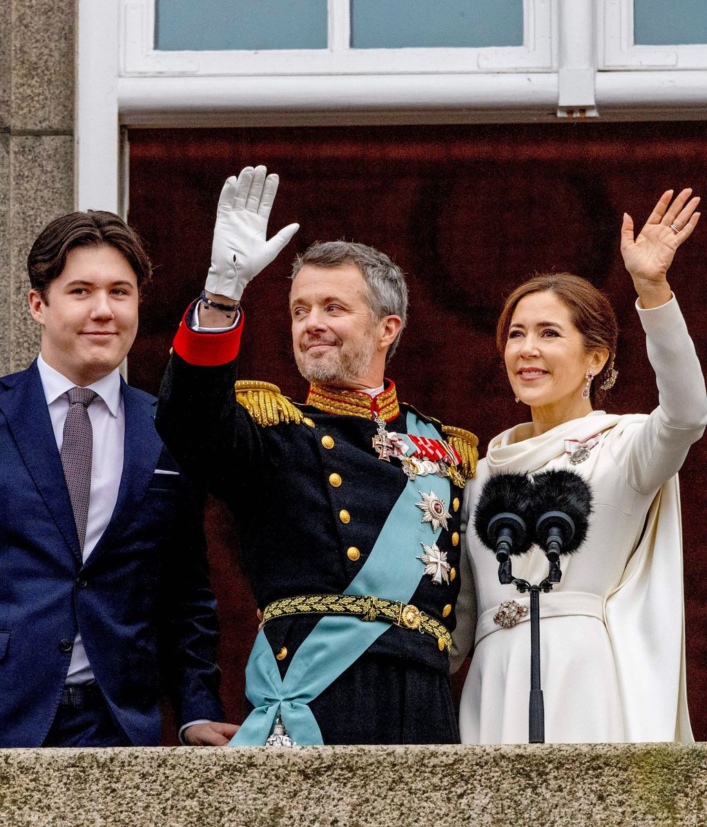 Christian de Dinamarca junto a sus padres el día de la subida al trono del rey Federico y la reina Mary.