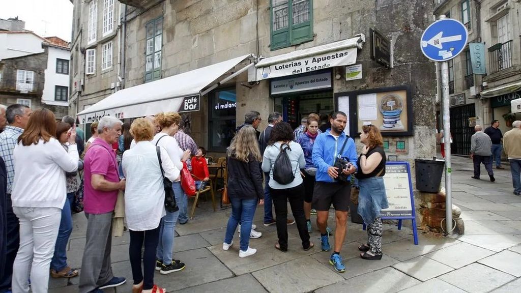 Colas a la puerta de una administración de lotería en Galicia