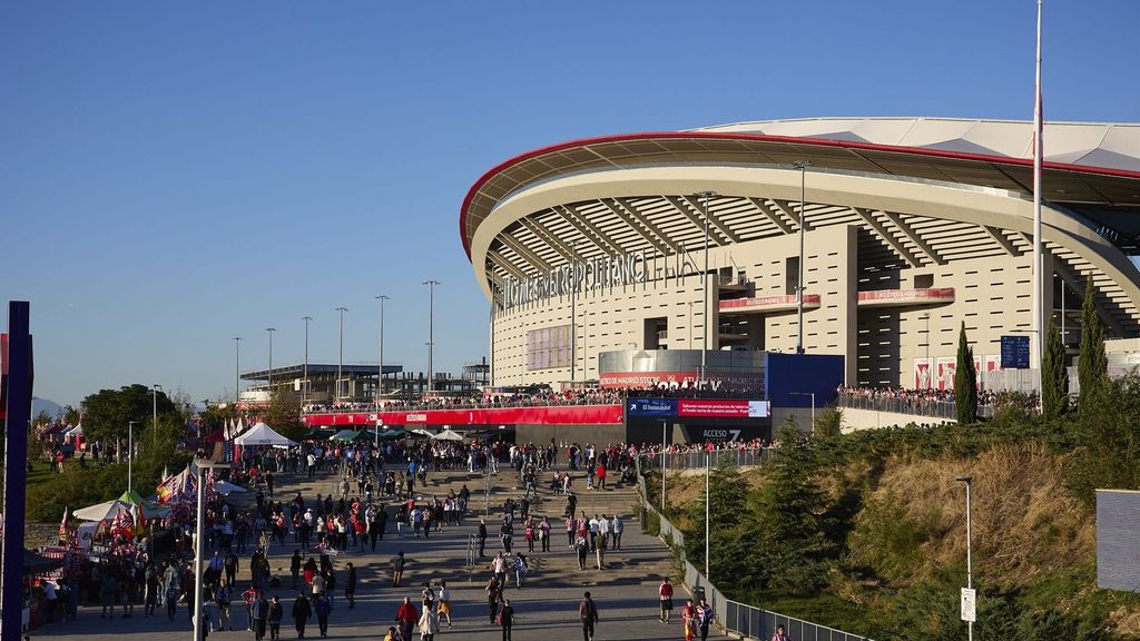 Decenas de aficionados en las inmediaciones del Estadio Cívitas Metropolitano.