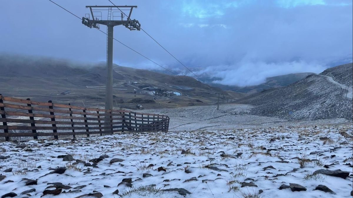 La primera nevada del otoño llega a Sierra Nevada, Granada, tras el descenso de las temperaturas