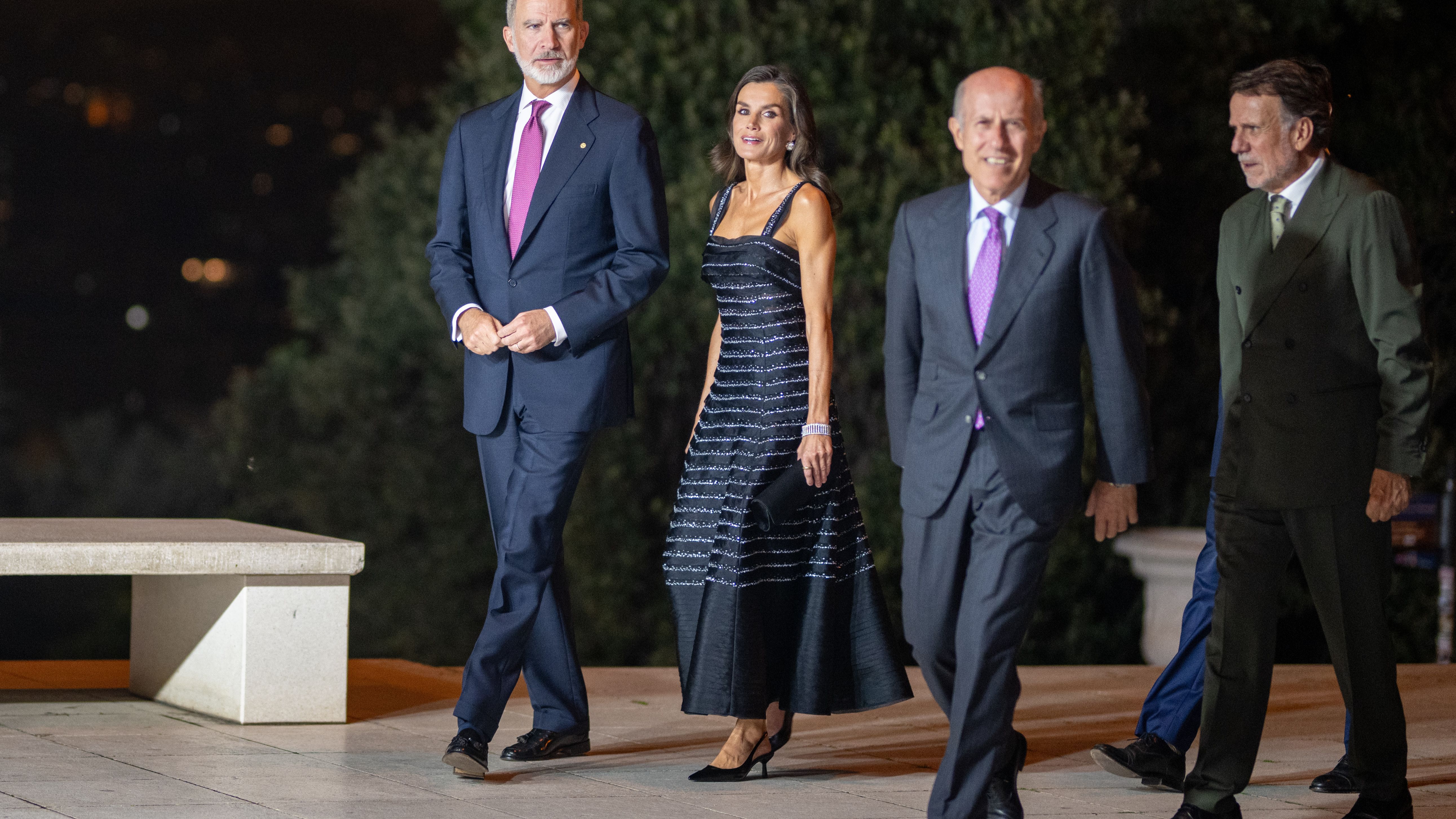 La reina Letizia acapara focos en los Premios Planeta con un vestido joya y un detalle hacia la reina Sofía