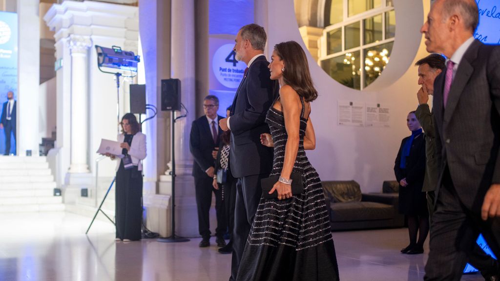 La reina Letizia acapara focos en los Premios Planeta con un vestido joya y un detalle hacia la reina Sofía