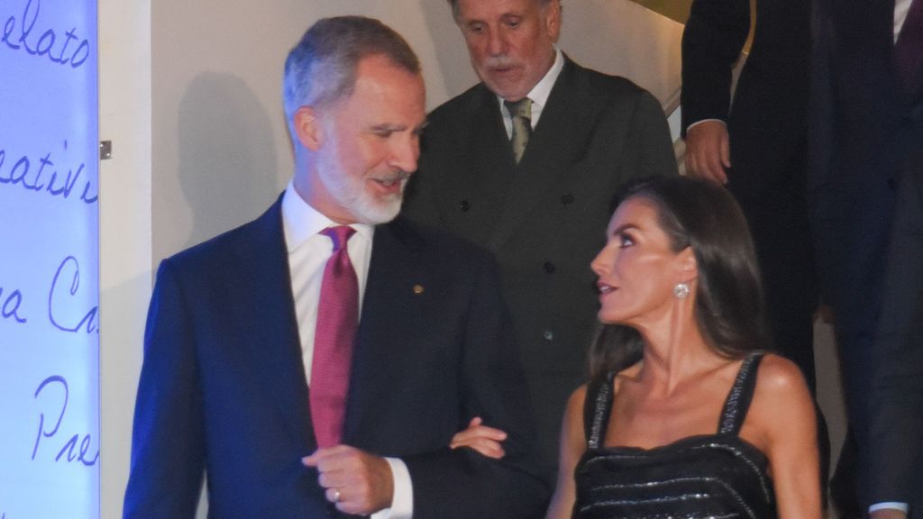 La reina Letizia acapara focos en los Premios Planeta con un vestido joya y un detalle hacia la reina Sofía