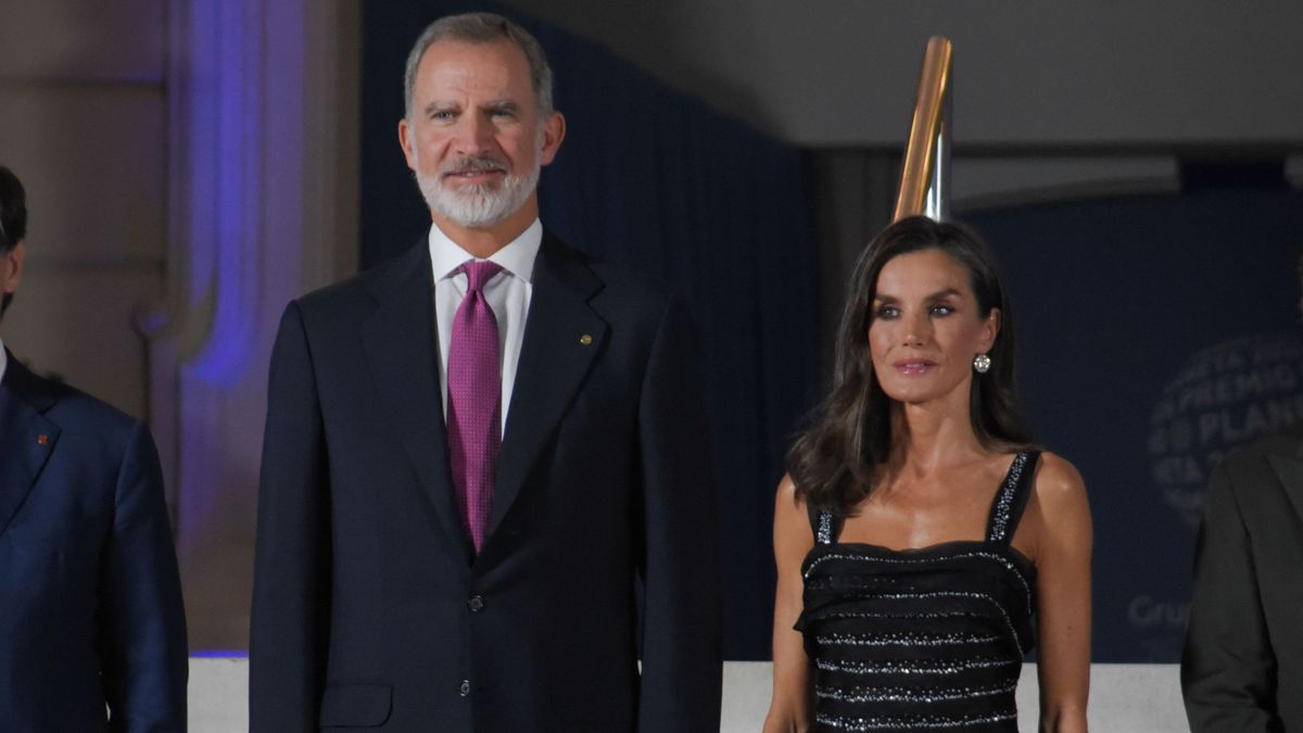 La reina Letizia acapara focos en los Premios Planeta con un vestido joya y un detalle hacia la reina Sofía