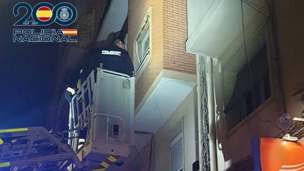 Los policías accedieron al piso con la ayuda de un camión grúa de bomberos