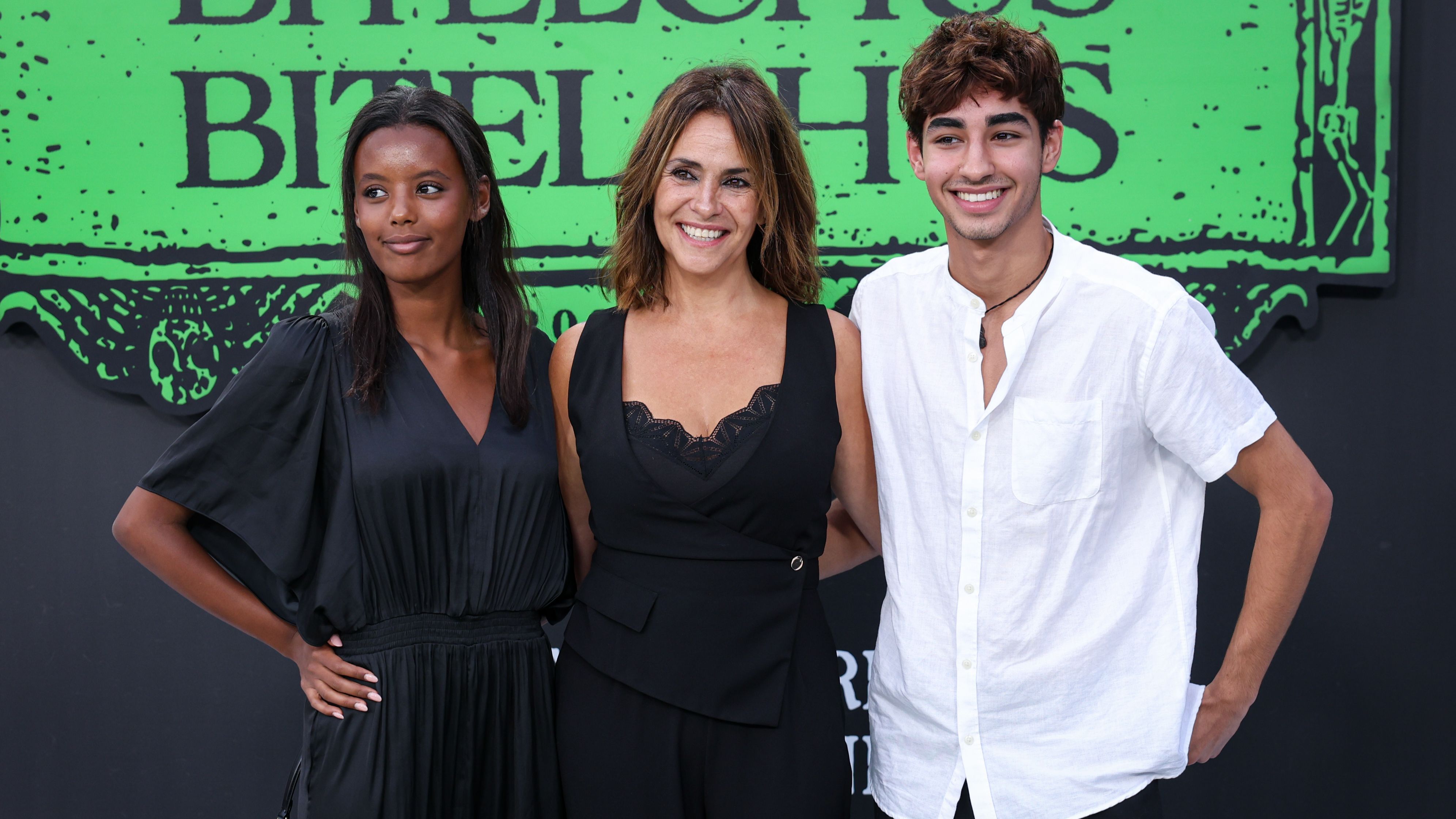 Melani Olivares juntoa su hija Martina y su amigo, el actor Ali Dia Fares