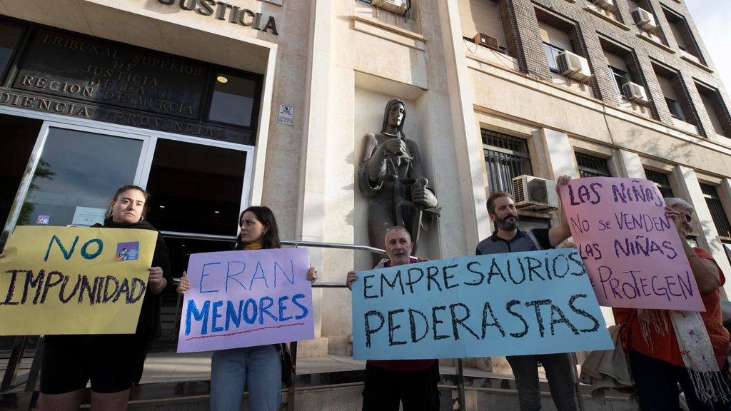 Varias personas concentradas en la puerta del Palacio de Justicia de Murcia