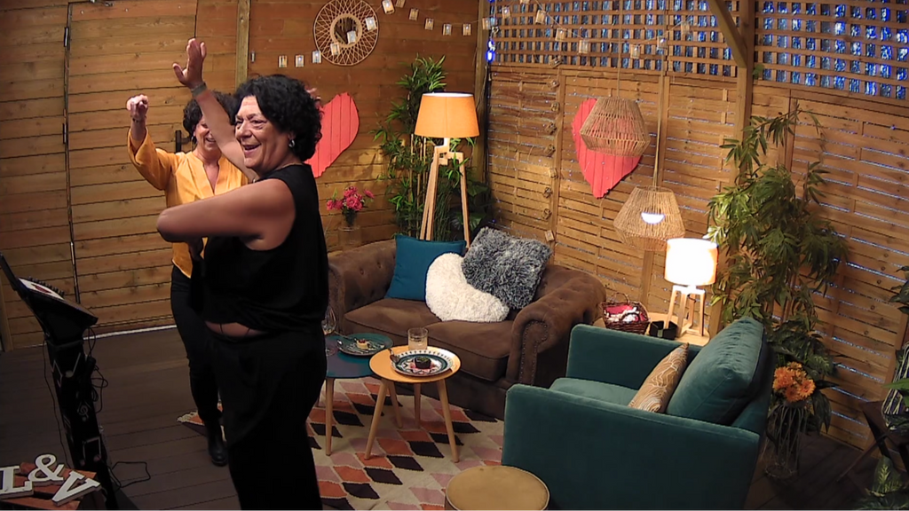 Anika y Sonia se lo pasan en grande en el reservado de 'First Dates'