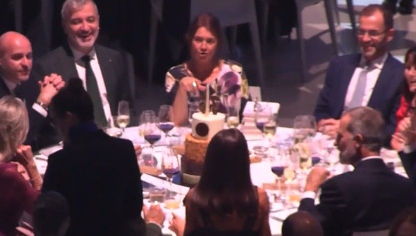 El simpático manotazo de Felipe a Letizia en los Premios Planeta 2024