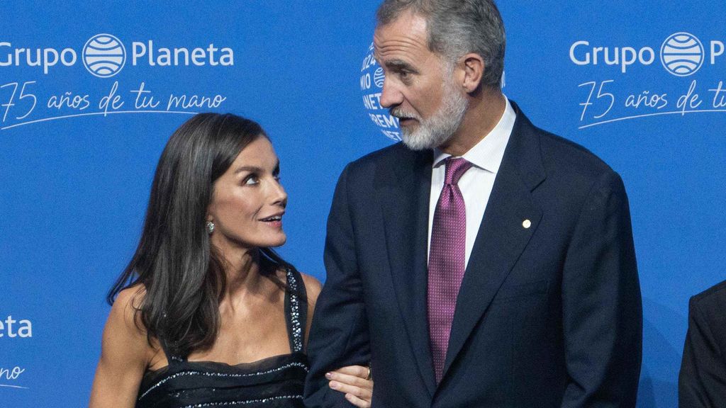 Así fue el paso de Felipe y Letizia por la cena de los Premios Planeta 2024