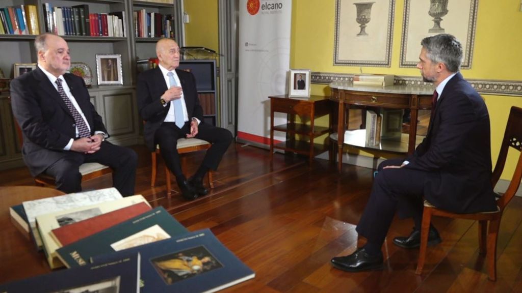 Carlos Franganillo, entrevistando a Nasser Al Kidwa y Ehud Olmert.