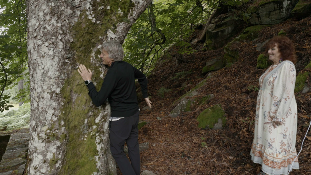 Jesús Calleja abraza a un árbol ante las explicaciones de Beluga