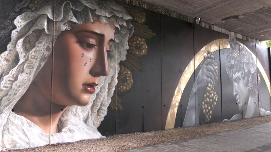 Un tatuador de Jerez realiza un impresionante mural bajo un puente con la cara de una Virgen Dolorosa